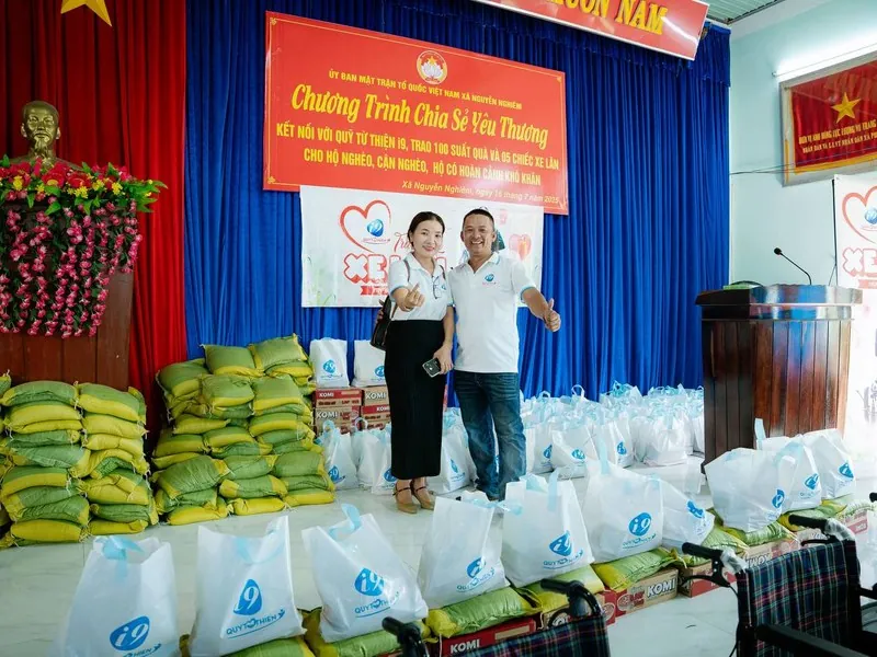 Hình ảnh minh họa sự hỗ trợ chuyên nghiệp cho người có vấn đề về cờ bạc, với biểu tượng bàn tay giúp đỡ