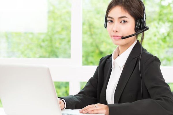 Hình ảnh đội ngũ hỗ trợ khách hàng 24/7 sẵn sàng giải đáp thắc mắc về nạp tiền