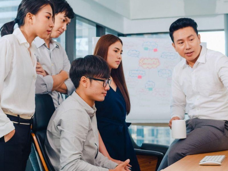 Bàn tay hỗ trợ người đang gặp khó khăn