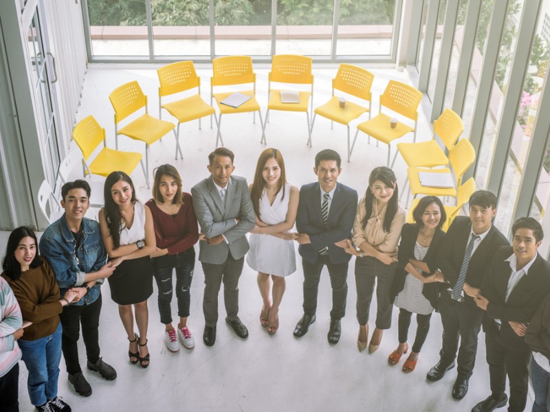 Hình ảnh minh họa các mẹo cờ bạc có trách nhiệm, với các yếu tố như đồng hồ, tiền tệ và biểu tượng cân bằng